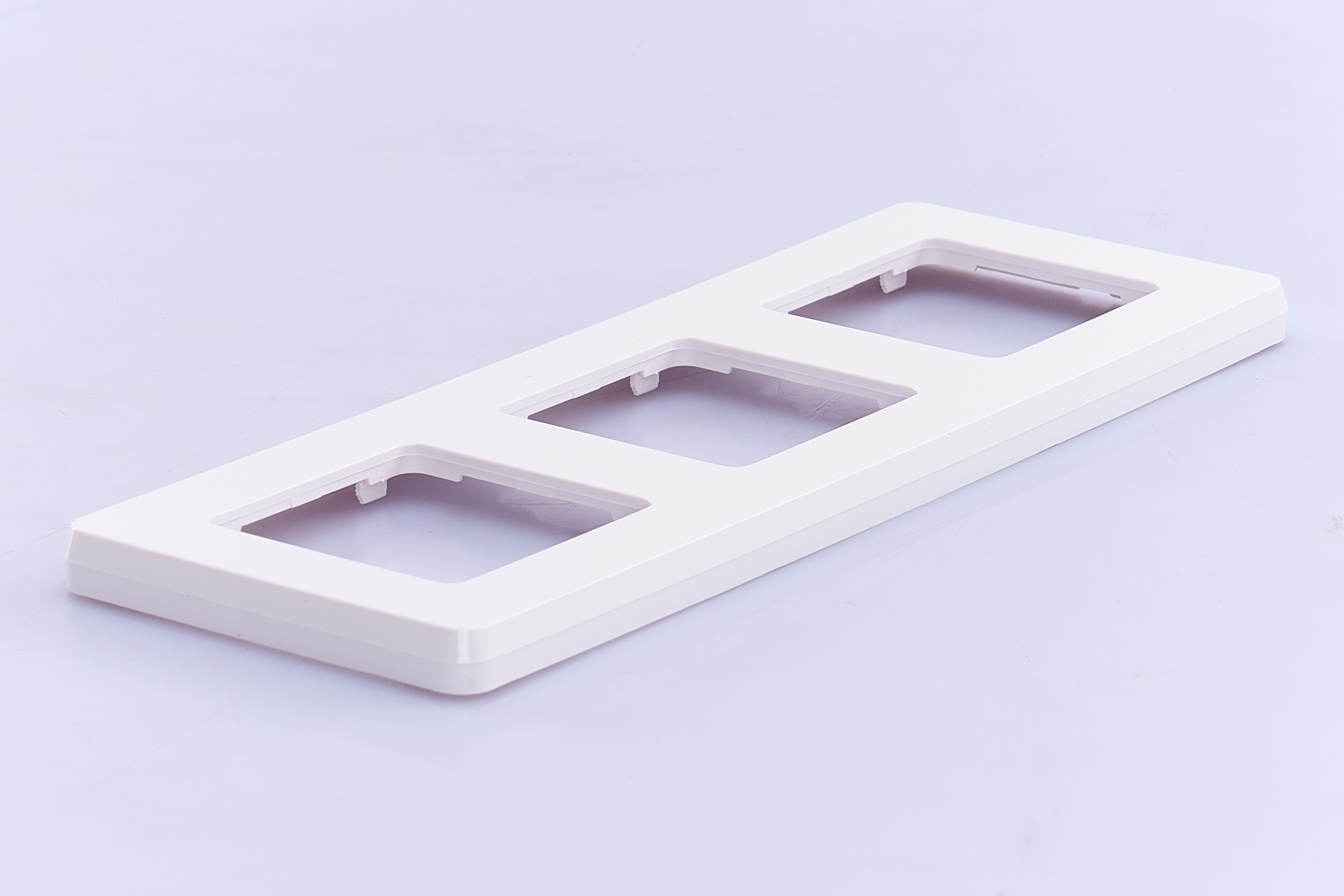 Рамка 3-м белая IEK Inspiria (Legrand) - Изображение №2