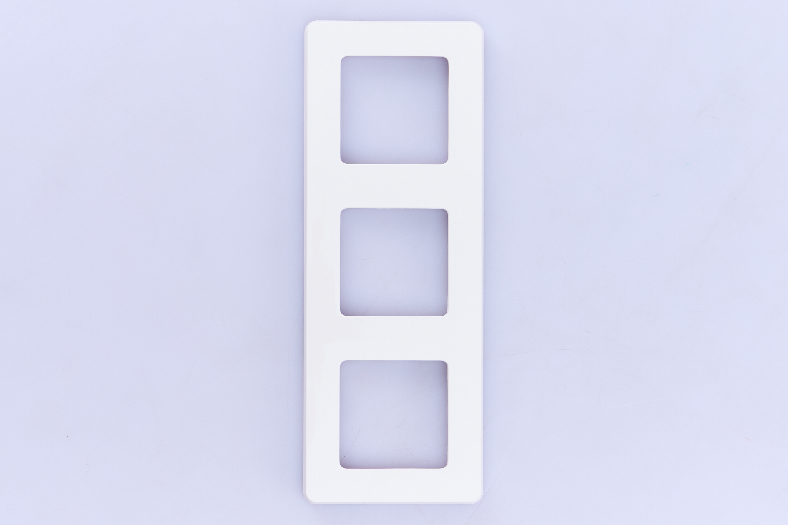 Рамка 3-м белая IEK Inspiria (Legrand) - Изображение №4