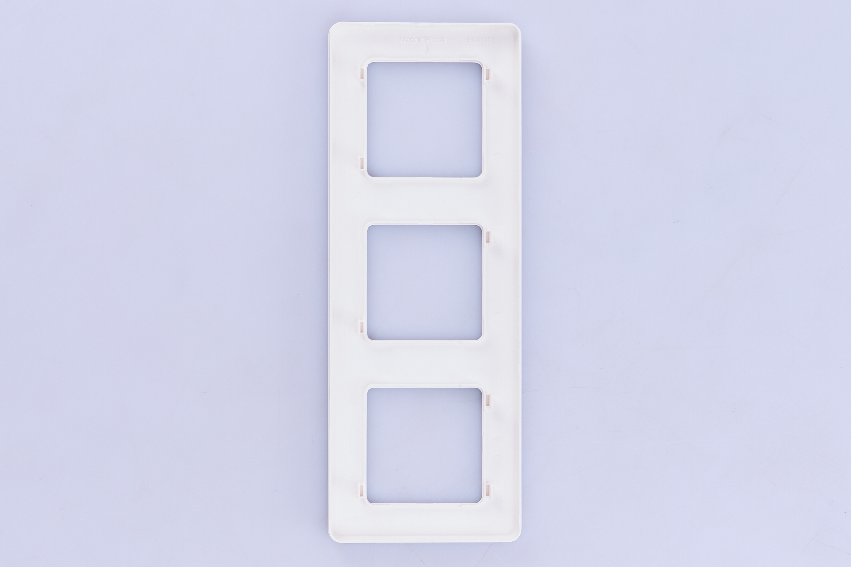 Рамка 3-м белая IEK Inspiria (Legrand) - Изображение №5