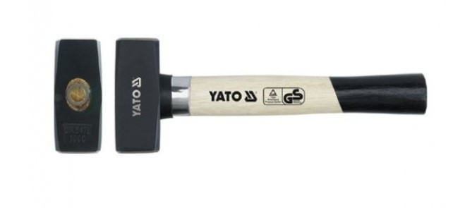 Кувалда Yato с деревянной рукояткой 1500 г (квадратый боек, стальное и резиновое защитное кольцо) - Изображение №1