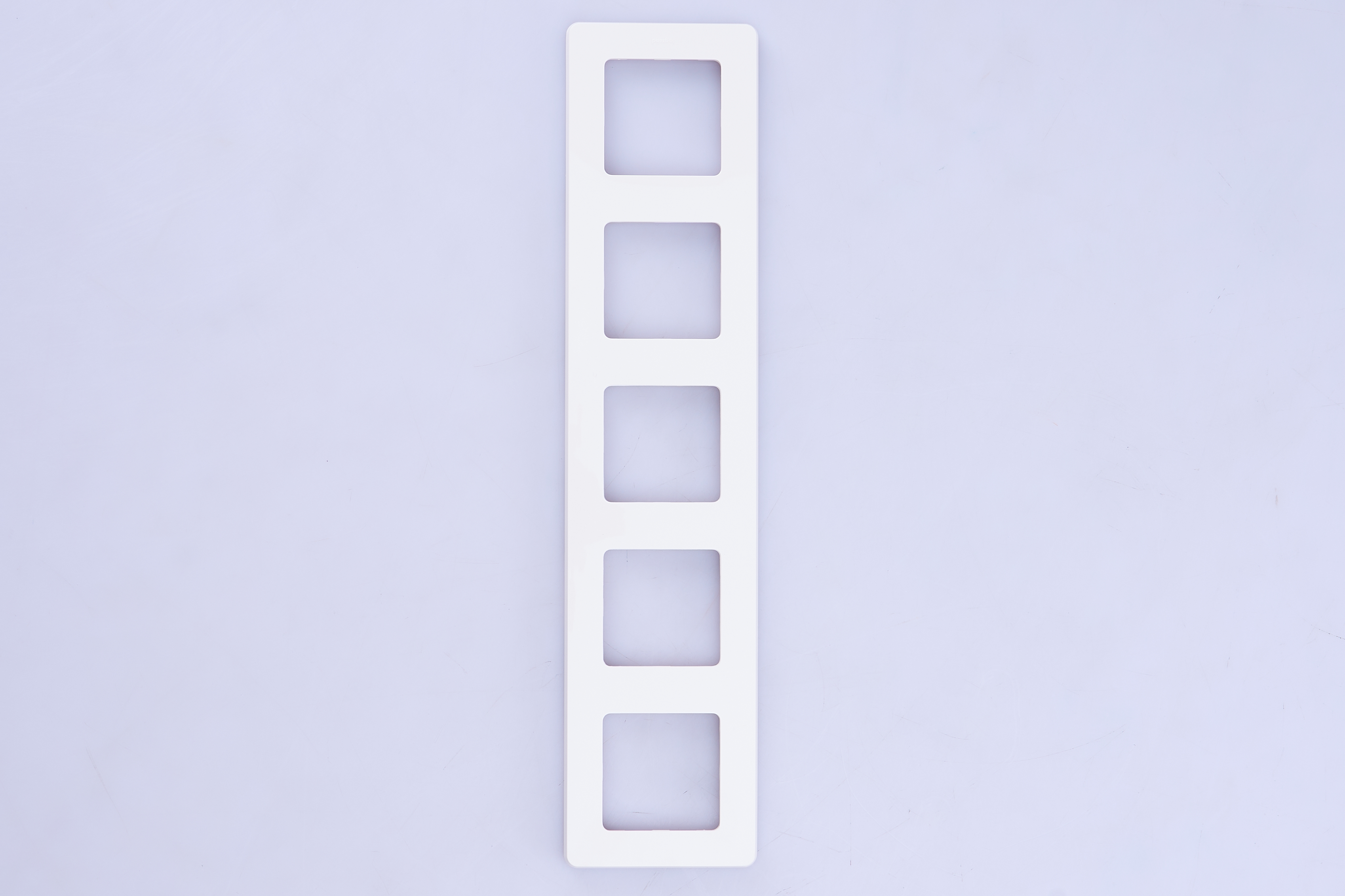 Рамка 5-м белая IEK Inspiria (Legrand) - Изображение №4