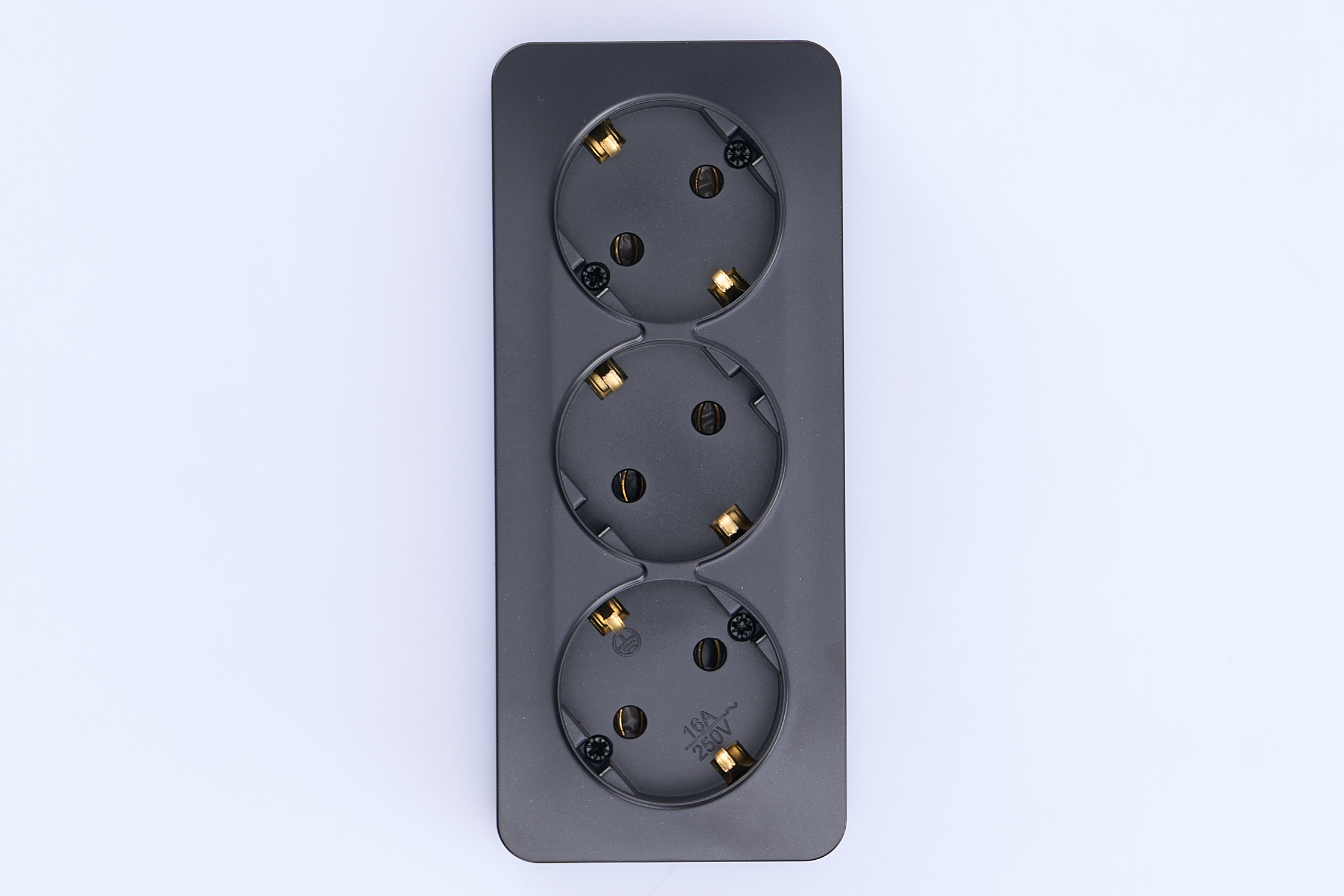 Розетка 3-местная с/з открытой установки, 250В, 16А, IP20, серия София, черный матовый, MST16-13-05 - Изображение №3