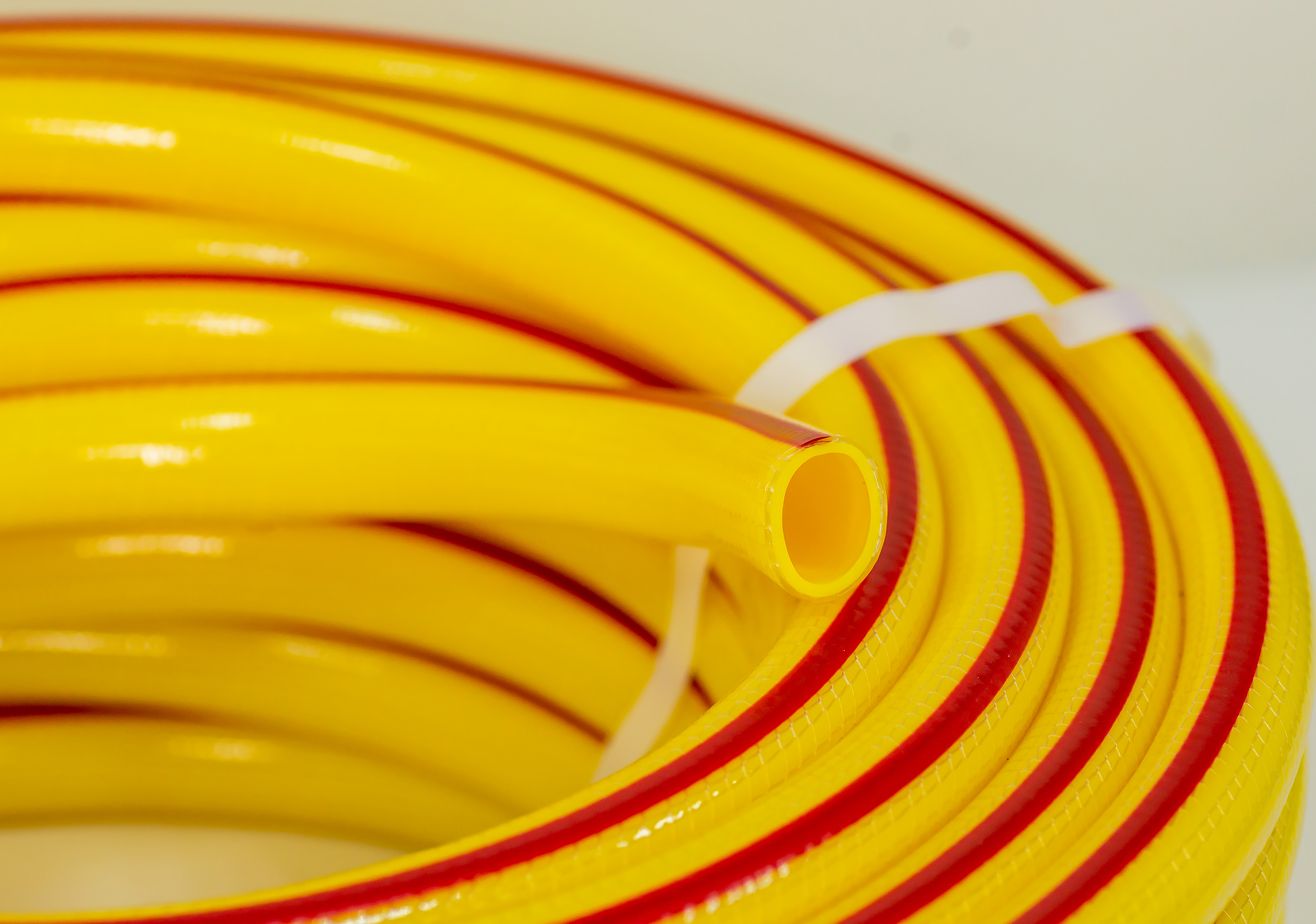 Шланг поливочный ПВХ "Horke" силикон желтый с красной полосой армир. 3-х слойный 3/4 (25 м) - Изображение №1