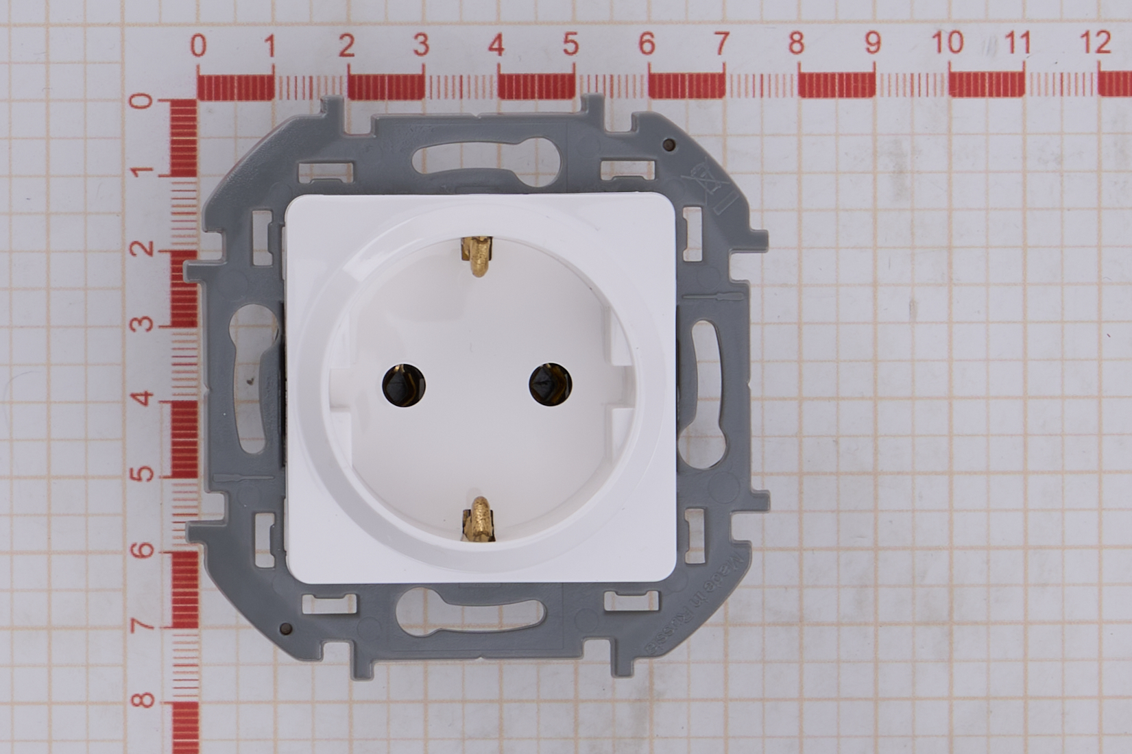 Розетка 1-м механизм с/з 16А IP20 250В 2P+Е Белый IEK Inspiria (Legrand) - миниатюра №8