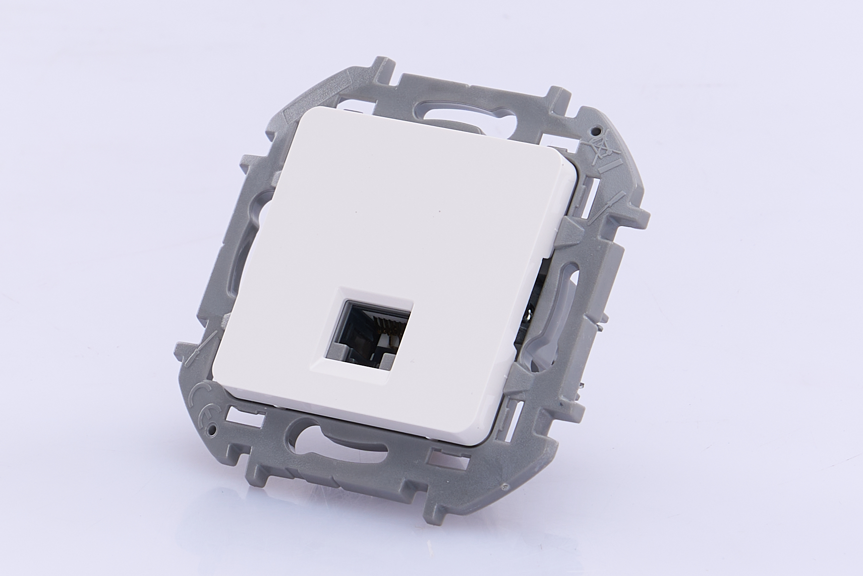 Розетка компьютерная RJ45 кат.5E UTP Белый IEK Inspiria (Legrand) - Изображение №2