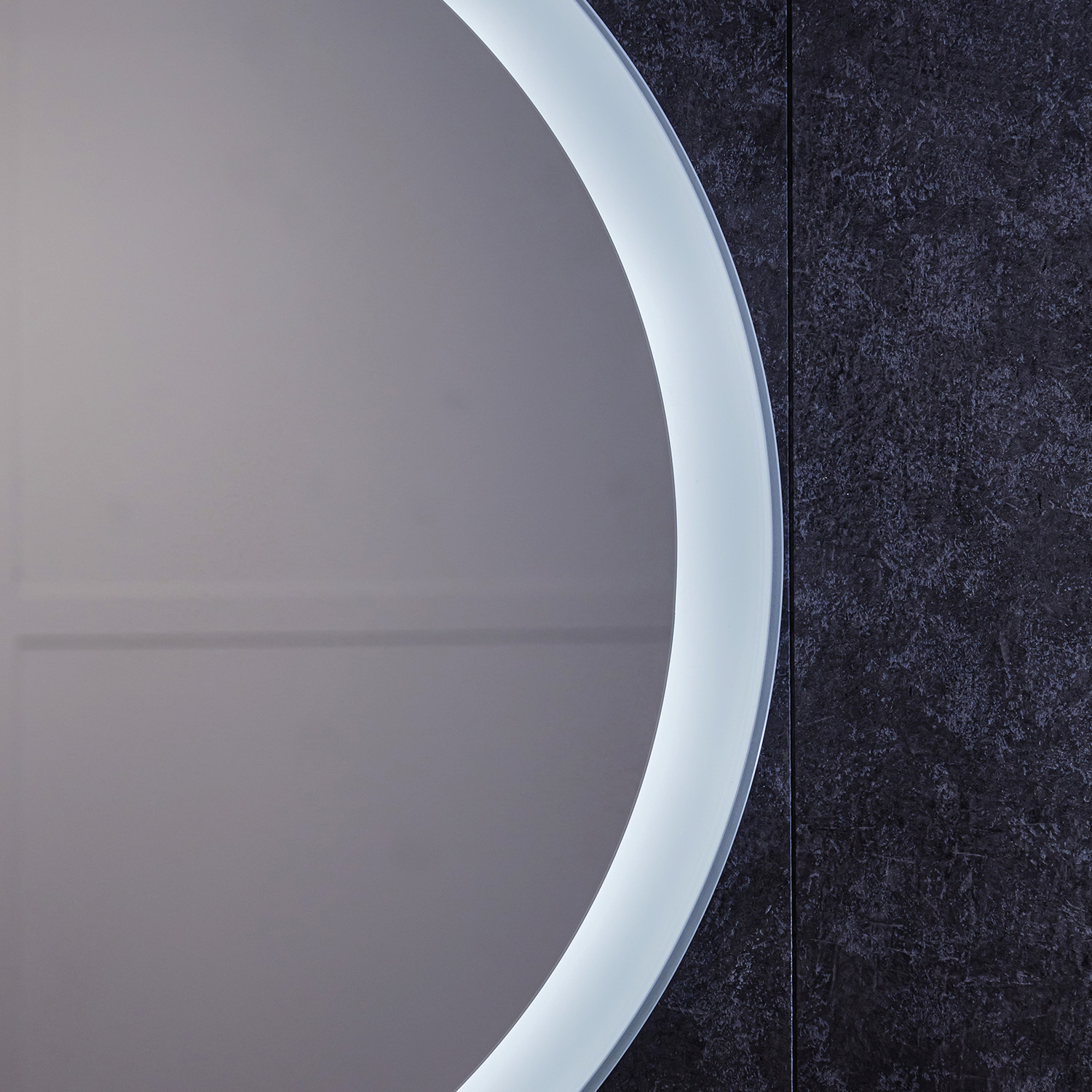 Зеркало  650 круглое с подсветкой Перла (сенсорный выкл, холодный свет 6000К) Silver Mirrors - Изображение №4
