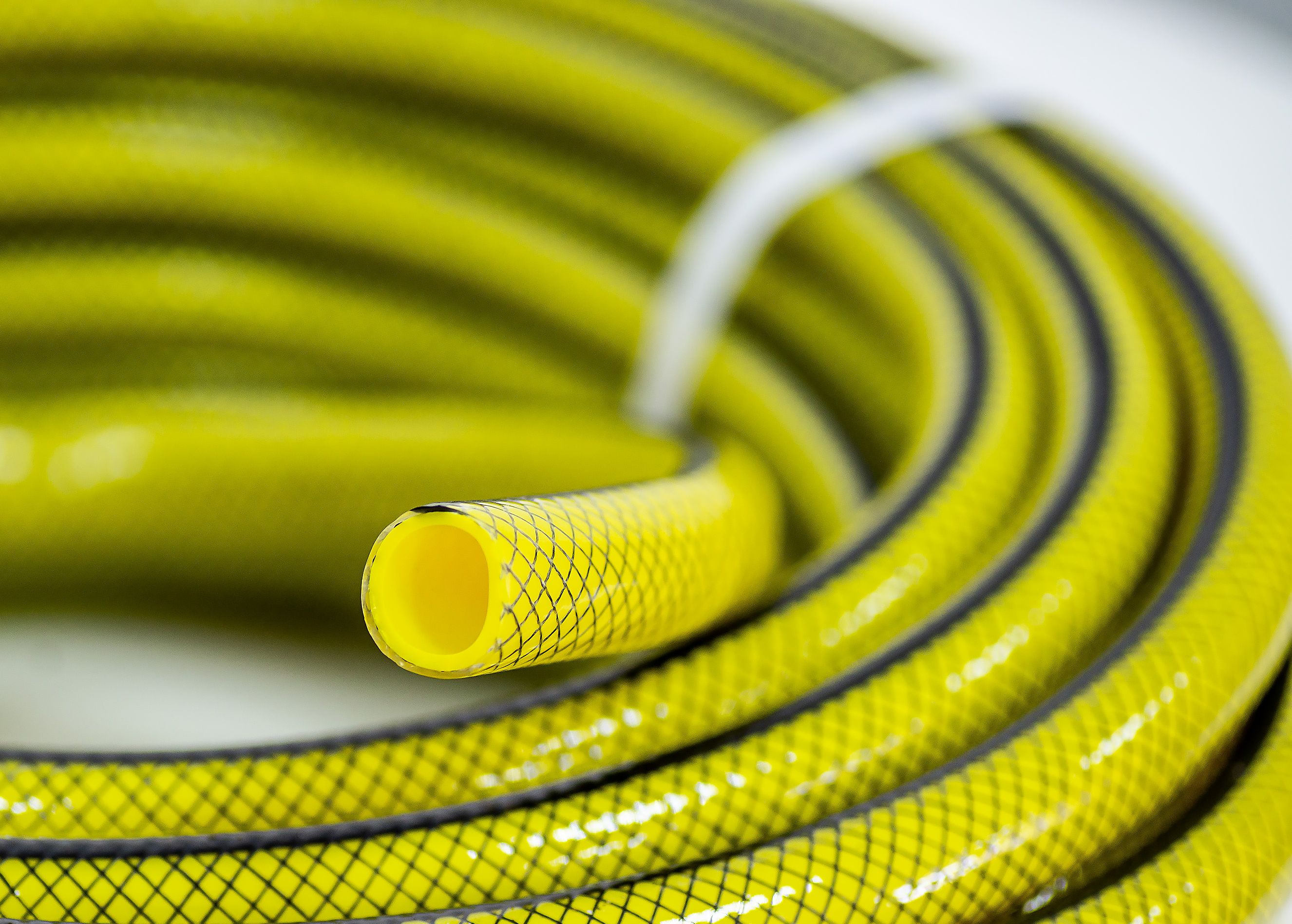 Шланг поливочный ПВХ "Horke" силикон желтый с черной полосой армир. 3-х слойный 1/2 (25 м) - Изображение №1