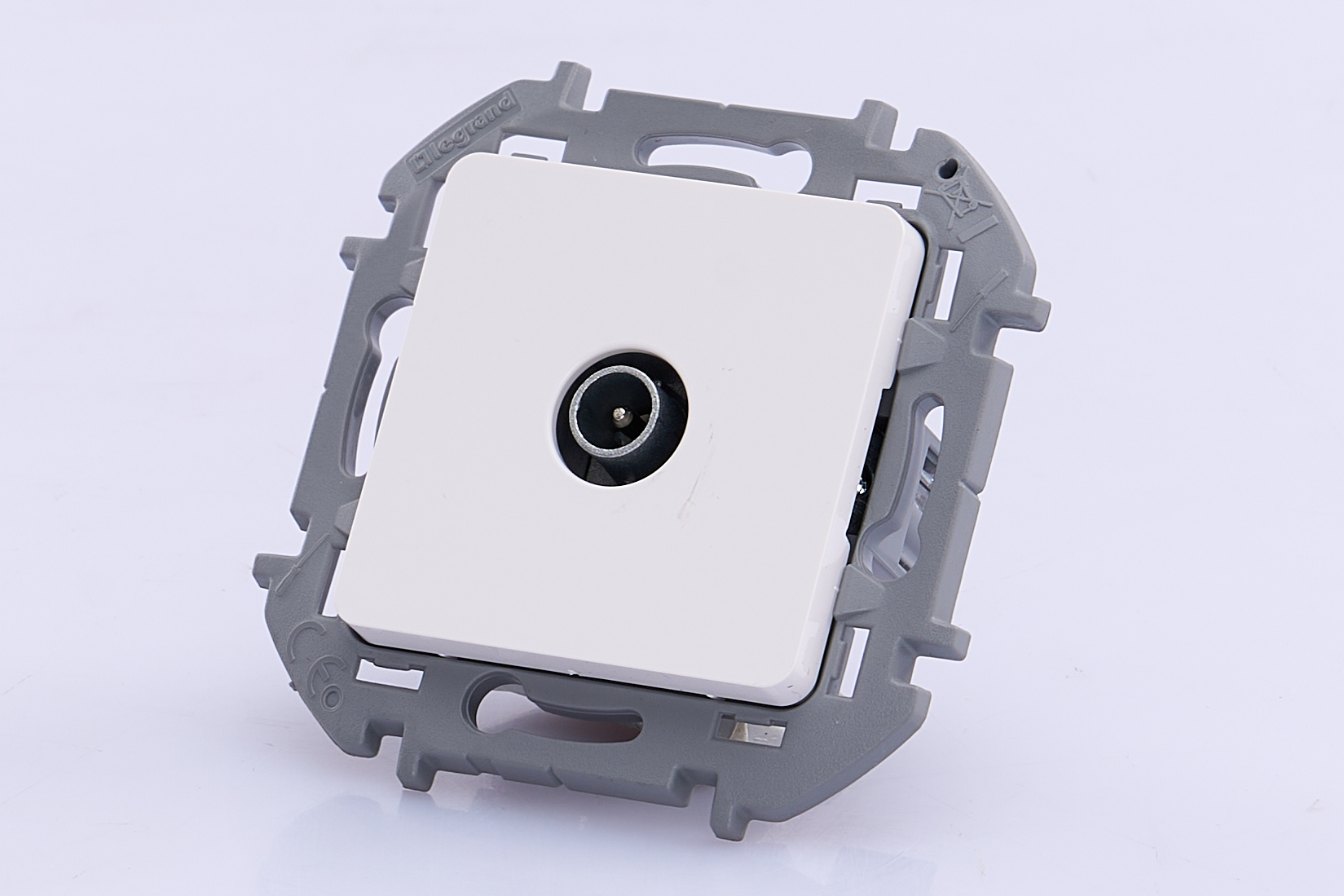 Розетка телевизионная проходная TV 14дБ 5-862мГц механизм Белый IEK Inspiria (Legrand) - Изображение №2